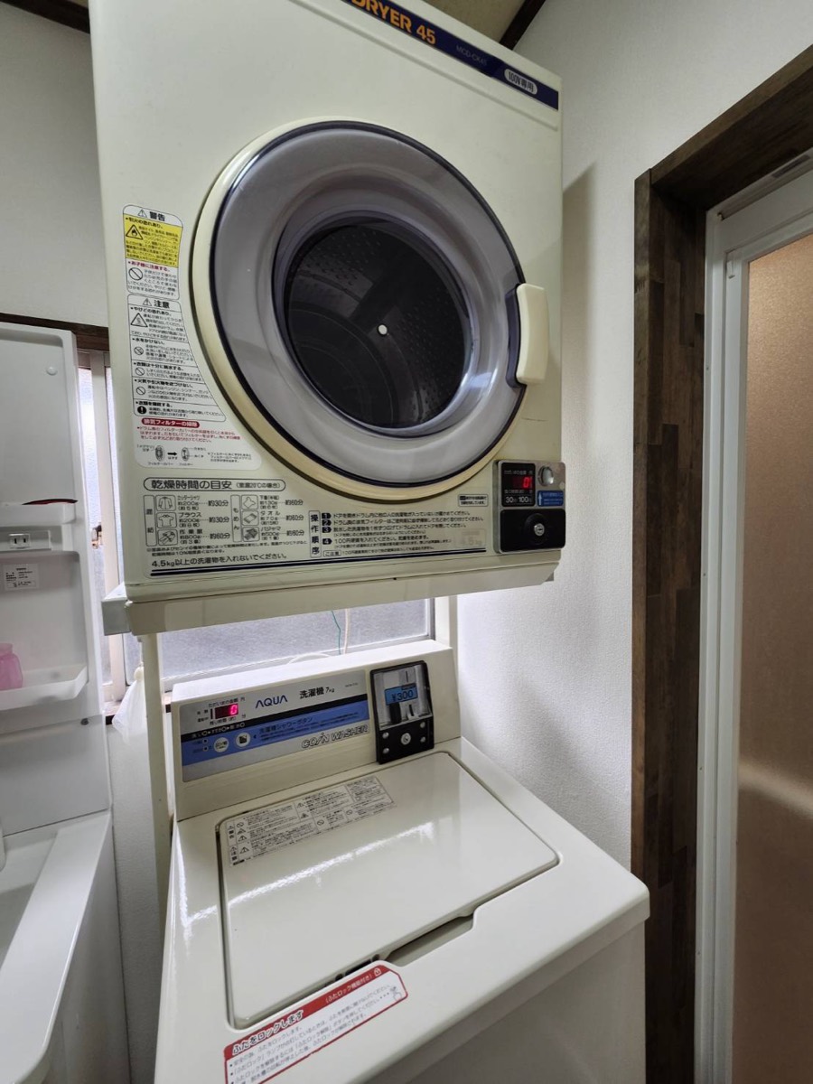コインランドリー — 洗濯機と乾燥機