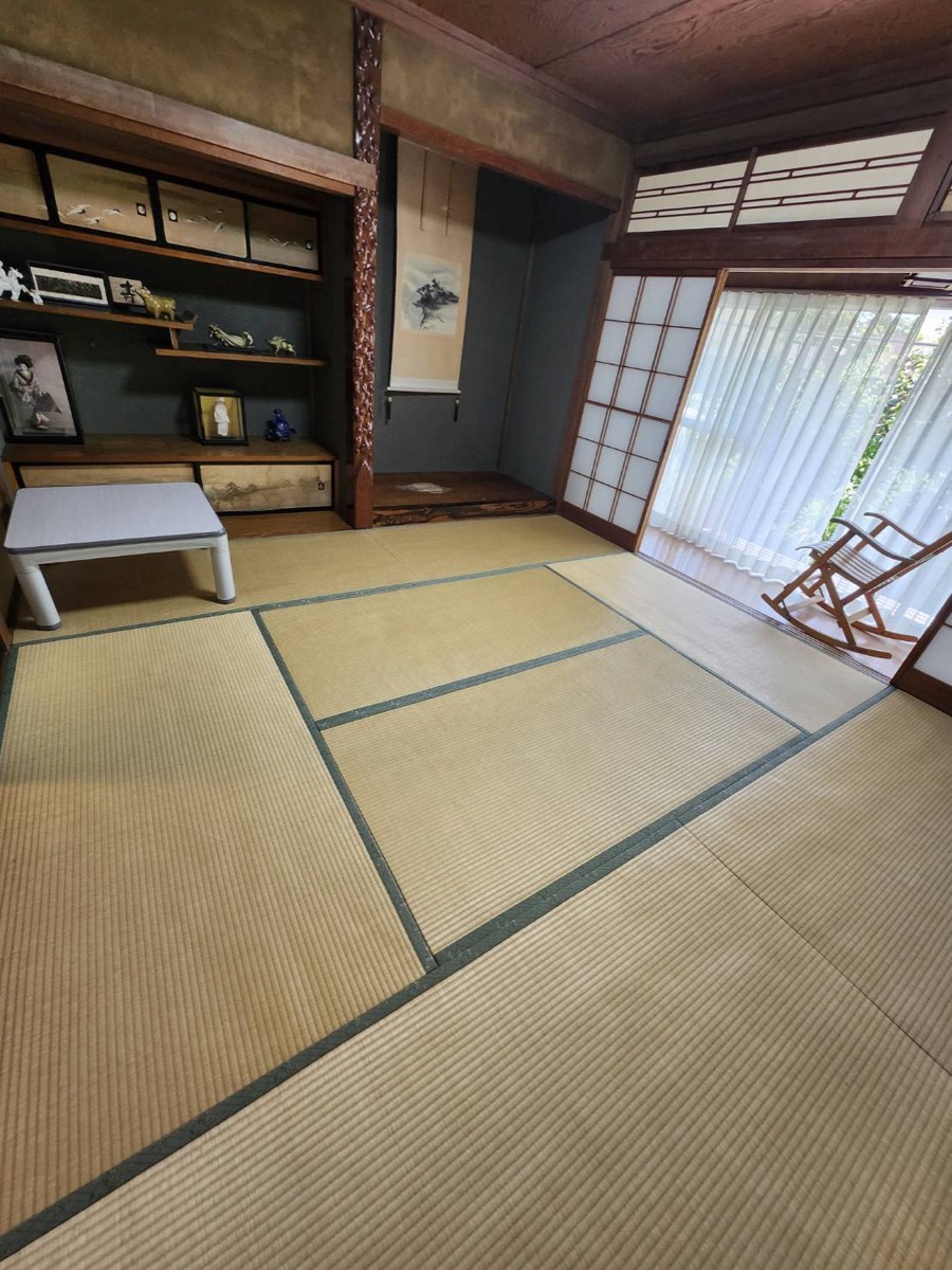 床の間のある八畳の和室